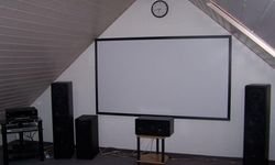 Какой вариант лучше: черный или белый экран для проектора